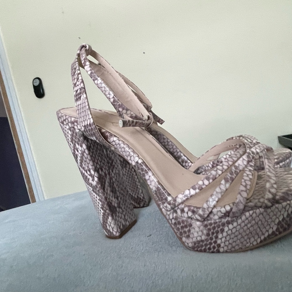 Size 6 Quipid snake print strappy sandal pink